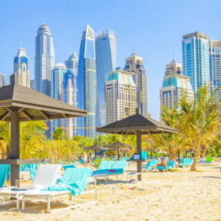 Dubai Skyline mit Strand davor