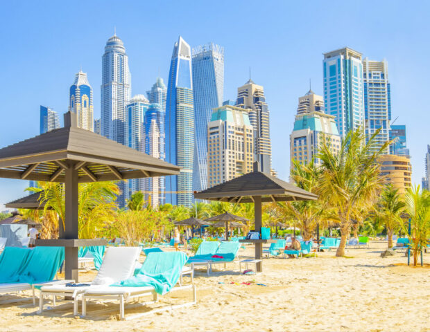 Dubai Skyline mit Strand davor