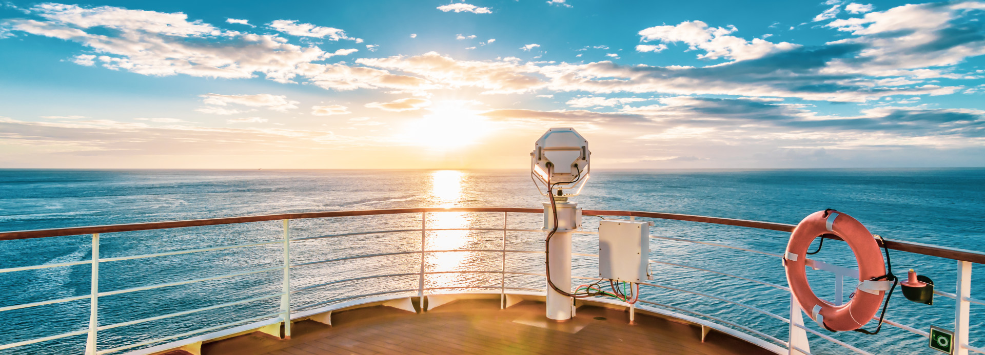 Kreuzfahrt Begriffe, Reling mit Blick aufs Meer