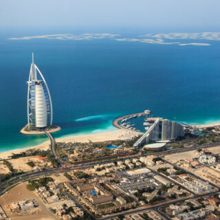 Jumeirah Burj Al Arab am Strand von oben