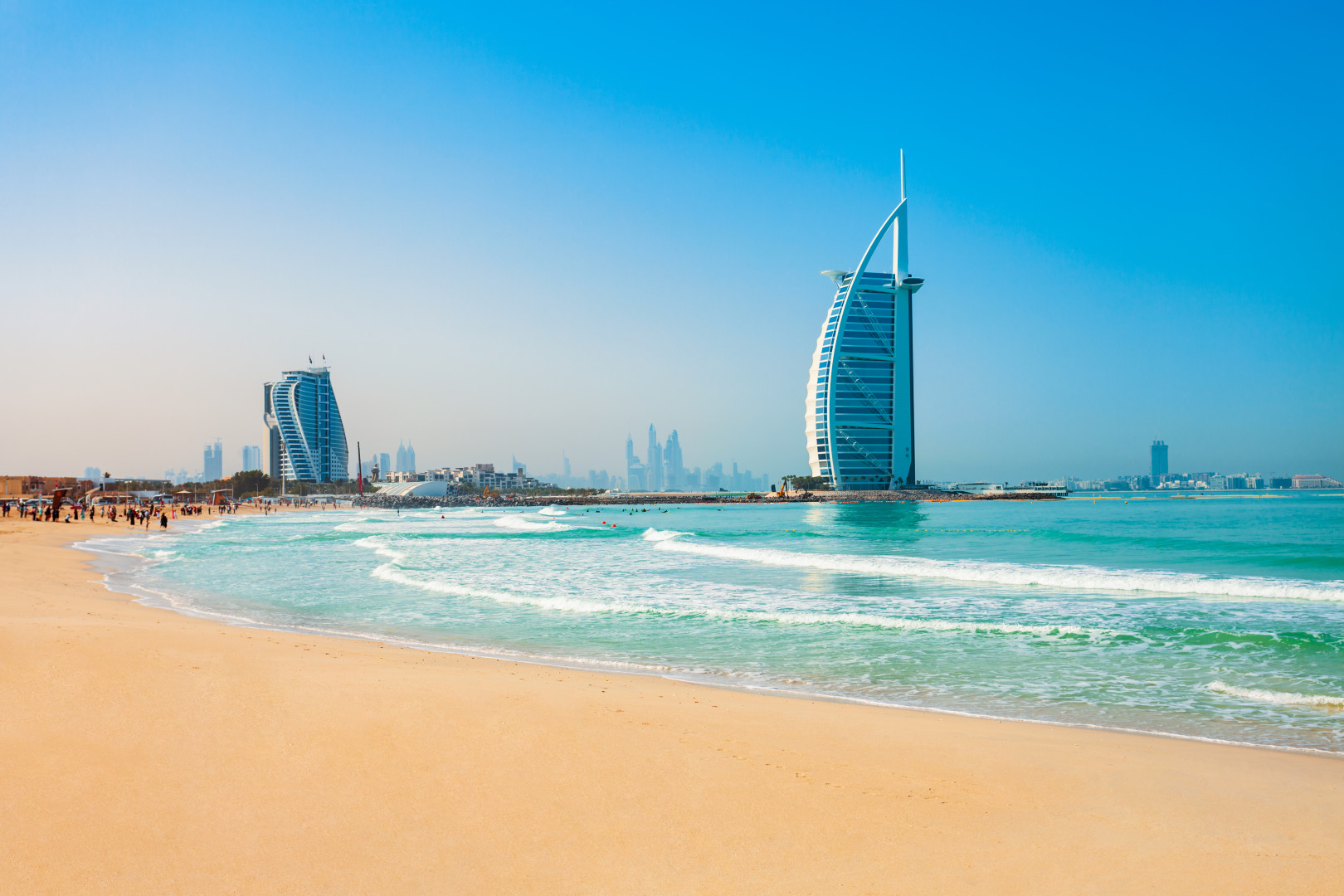 Dubai Skyline vor Strand
