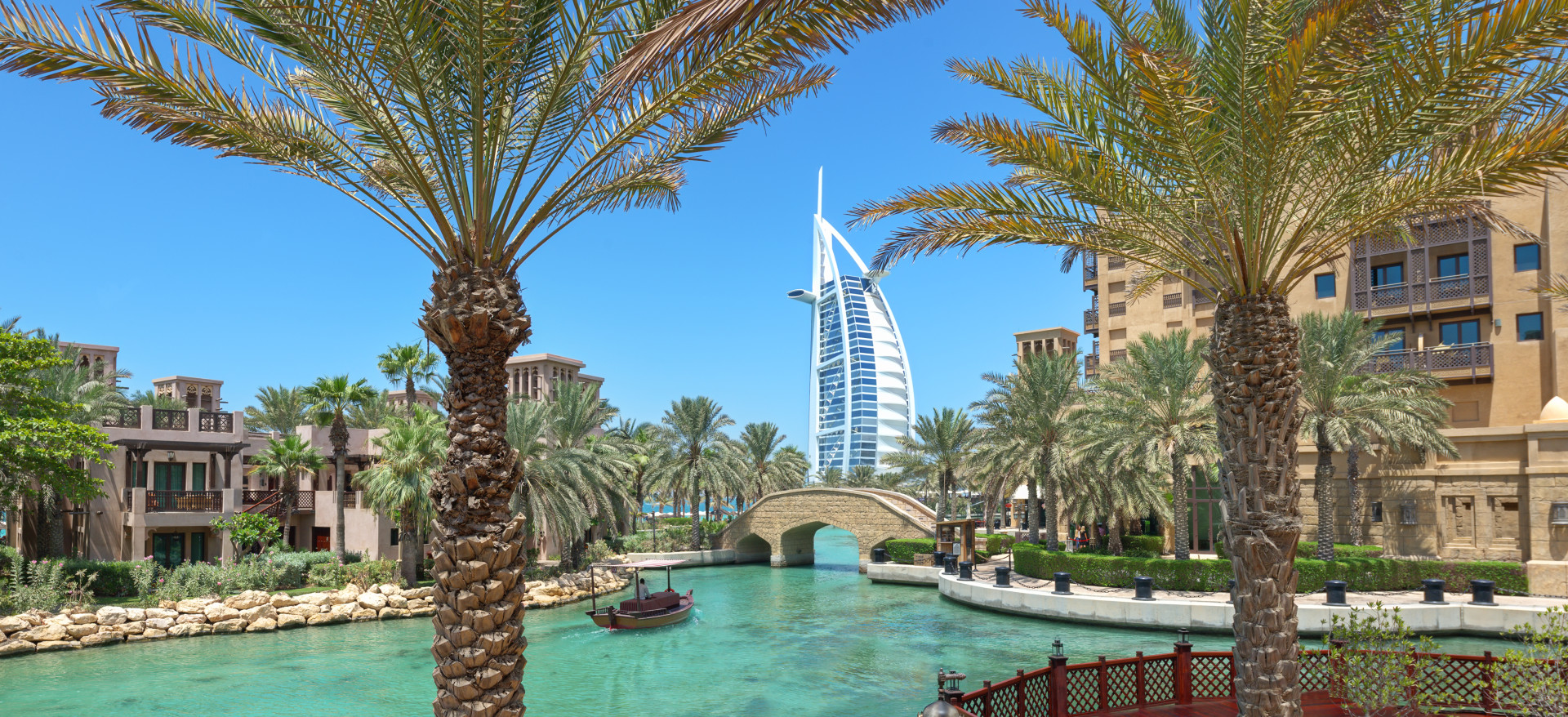 Jumeirah Burj Al Arab hinter Wasser