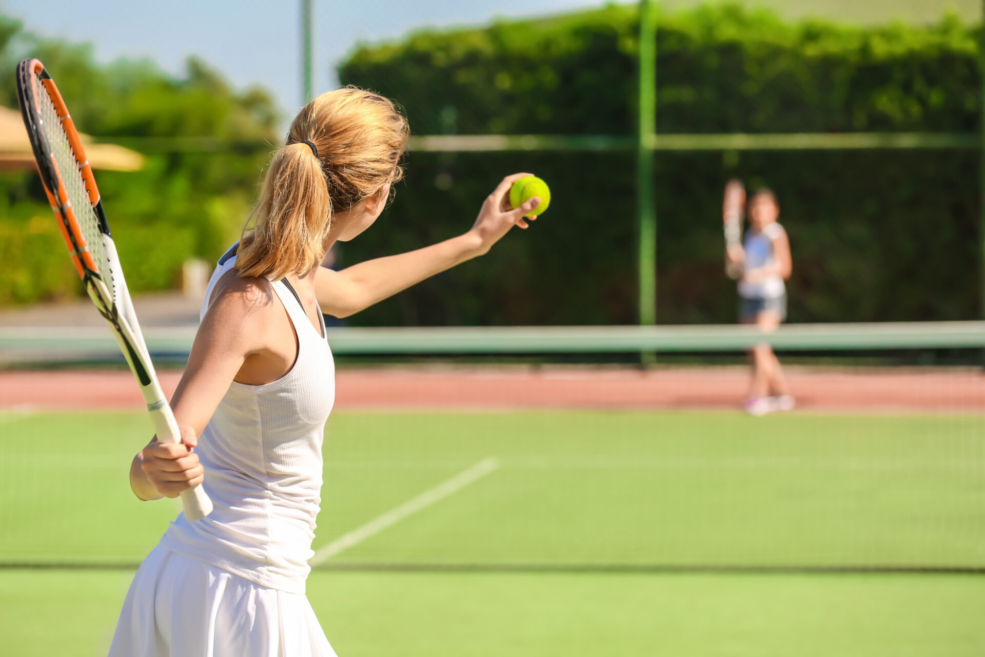 Tennis auf Mallorca, zwei Frauen spielen Tennis