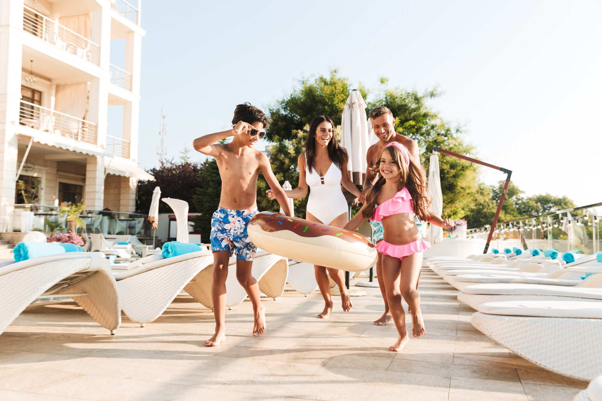 Familie im Urlaub am Pool