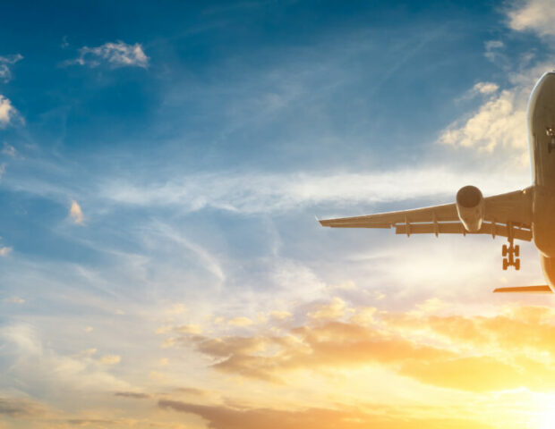 Flugzeug im Sonnenuntergang