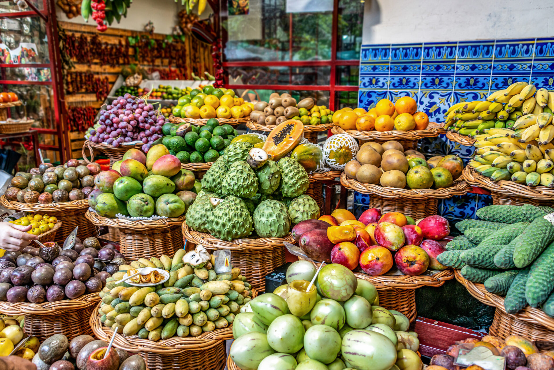 Kulinarik auf Madeira - frisches exotisches Obst auf einem lokalen Markt