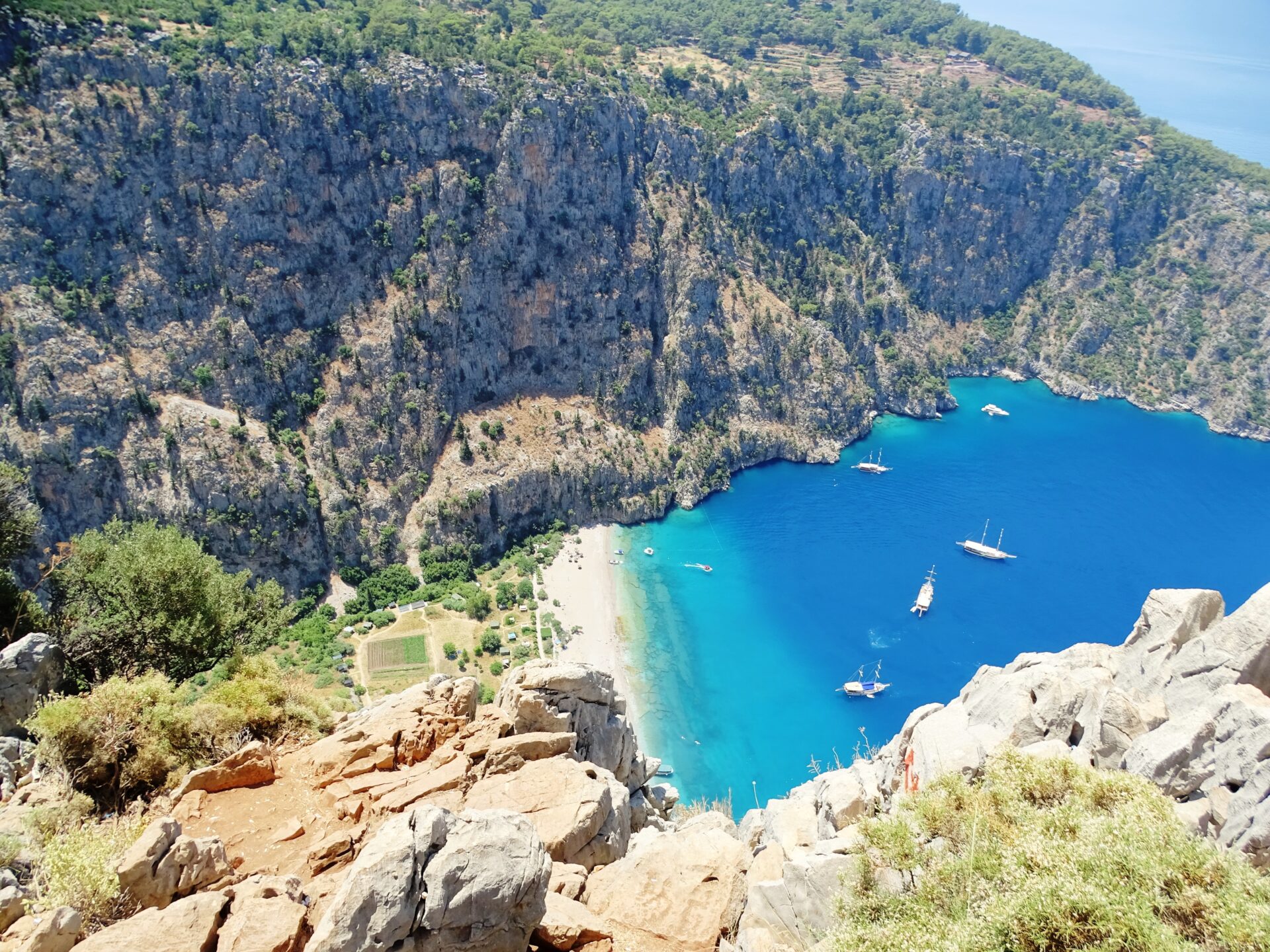 Butterfly Valley in der Türkei - die malerische Bucht überzeugt mit einem schönen Strand