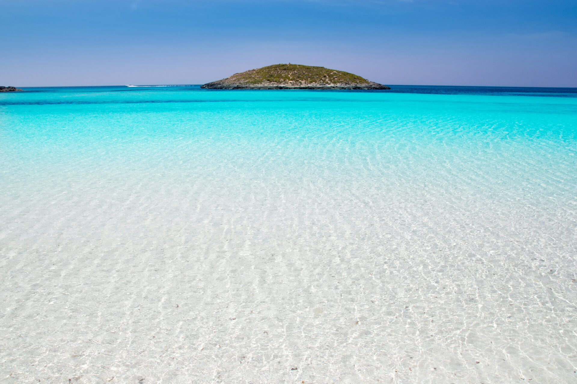 Glasklares Wasser am Strand von Formentera