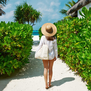 Frau auf dem Weg zum Strand