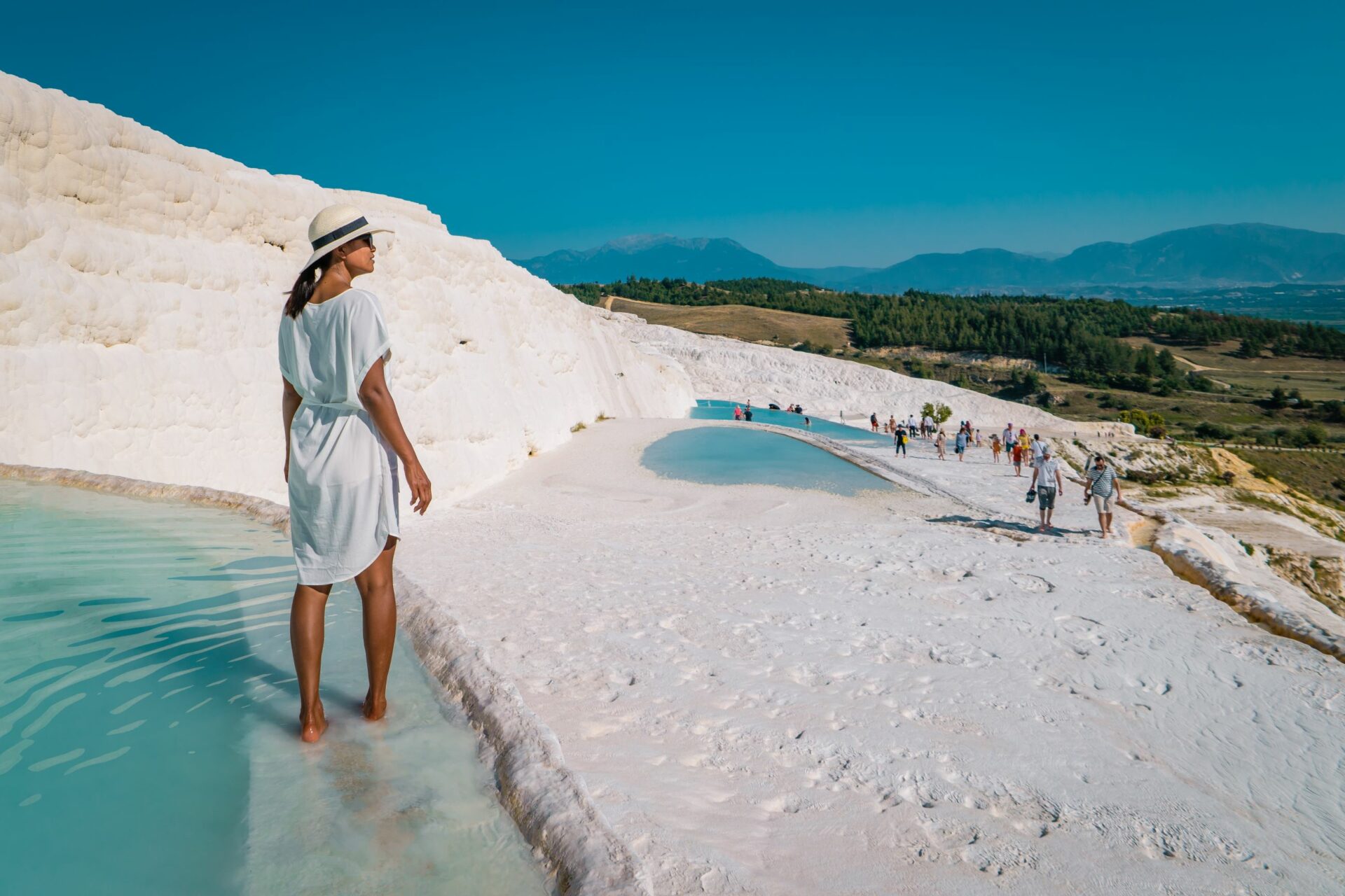 Frau mit Füßen im Wasser von Pamukkale, Türkei