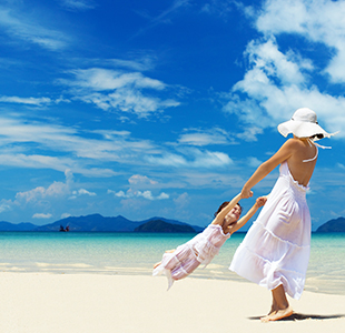 Frau mit Kind am Strand