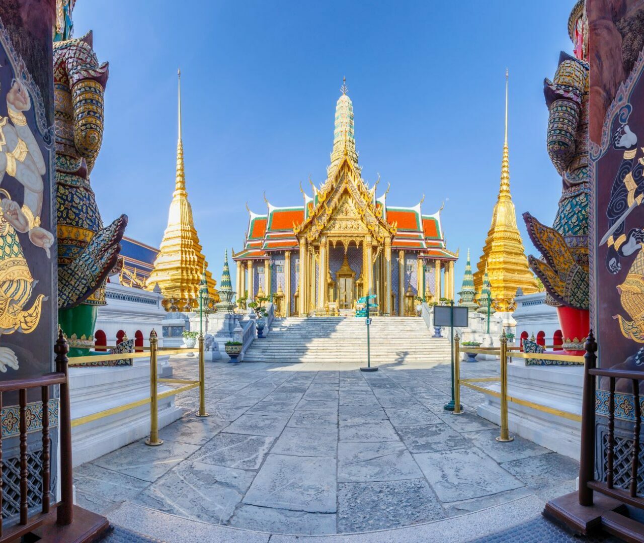 Wat Phra Kaeo, Tempeleingang