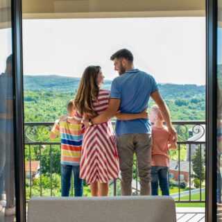 Familie auf Balkon im Zimmer