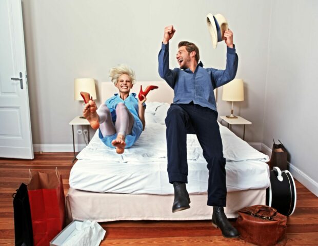 Paar im Hotelzimmer, Bett