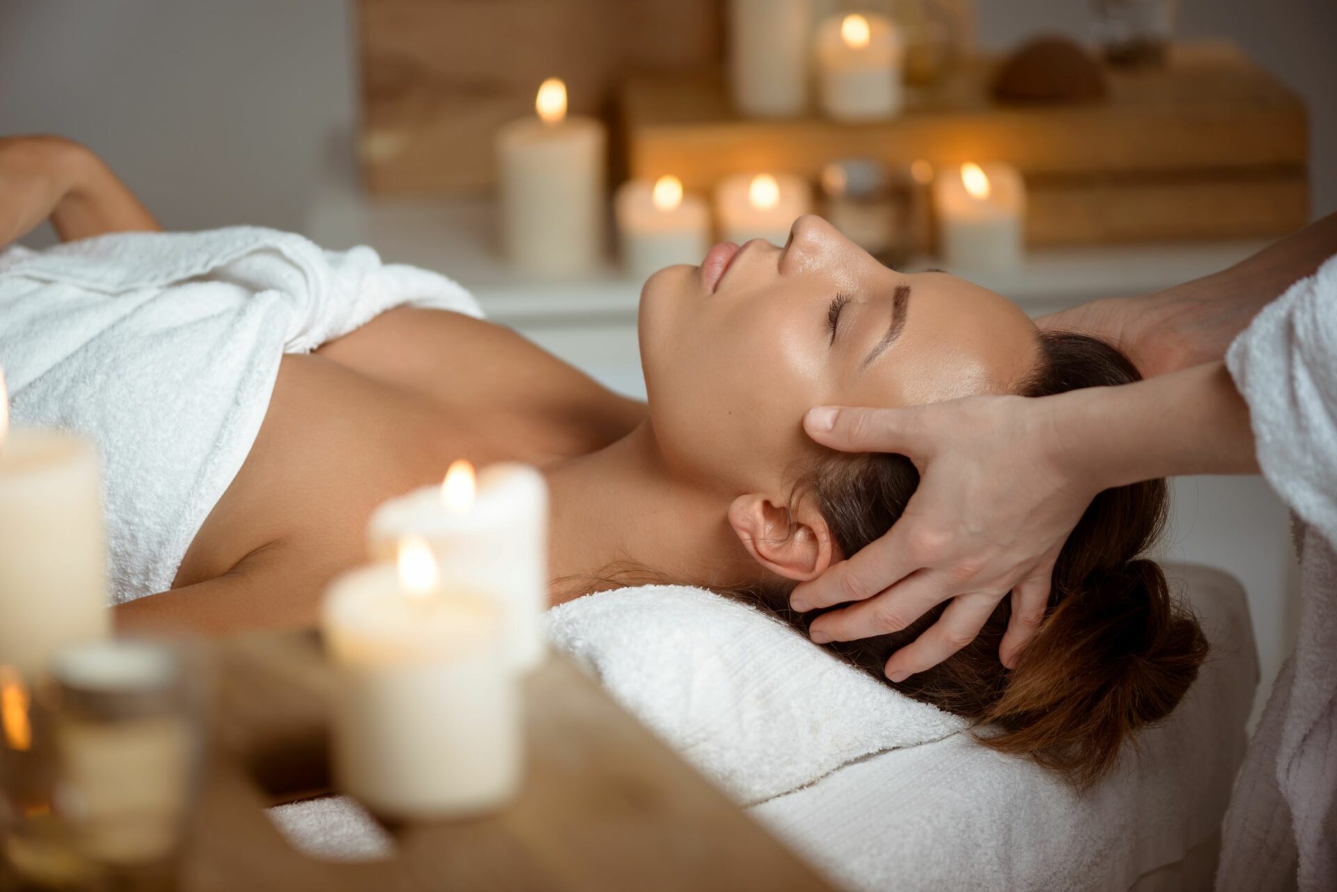Frau entspannt während einer Kopfmassage