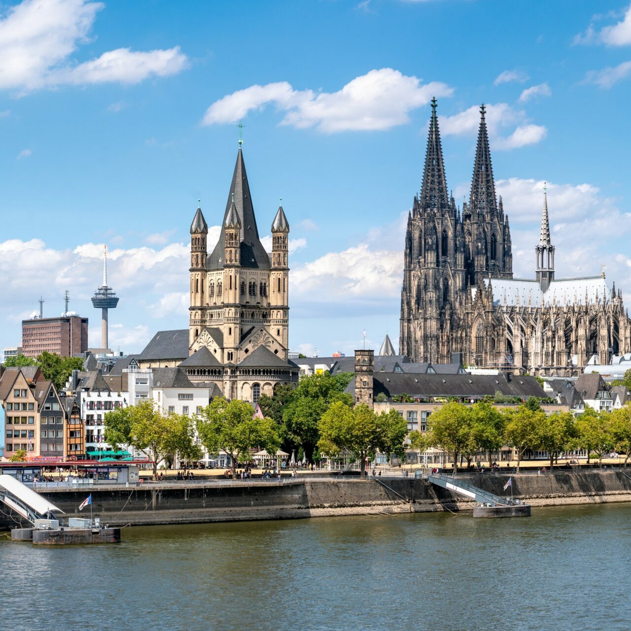 Köln Skyline mit Kölner Dom und Rathaus im Sommer