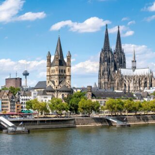 Köln Skyline mit Kölner Dom und Rathaus im Sommer