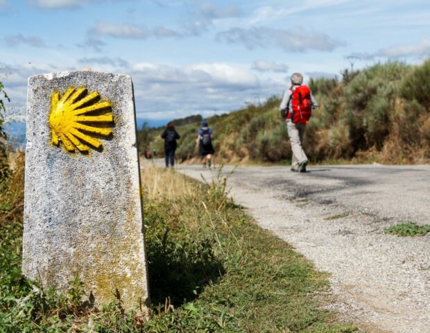 Pilgerweg mit Jakobsweg Symbol