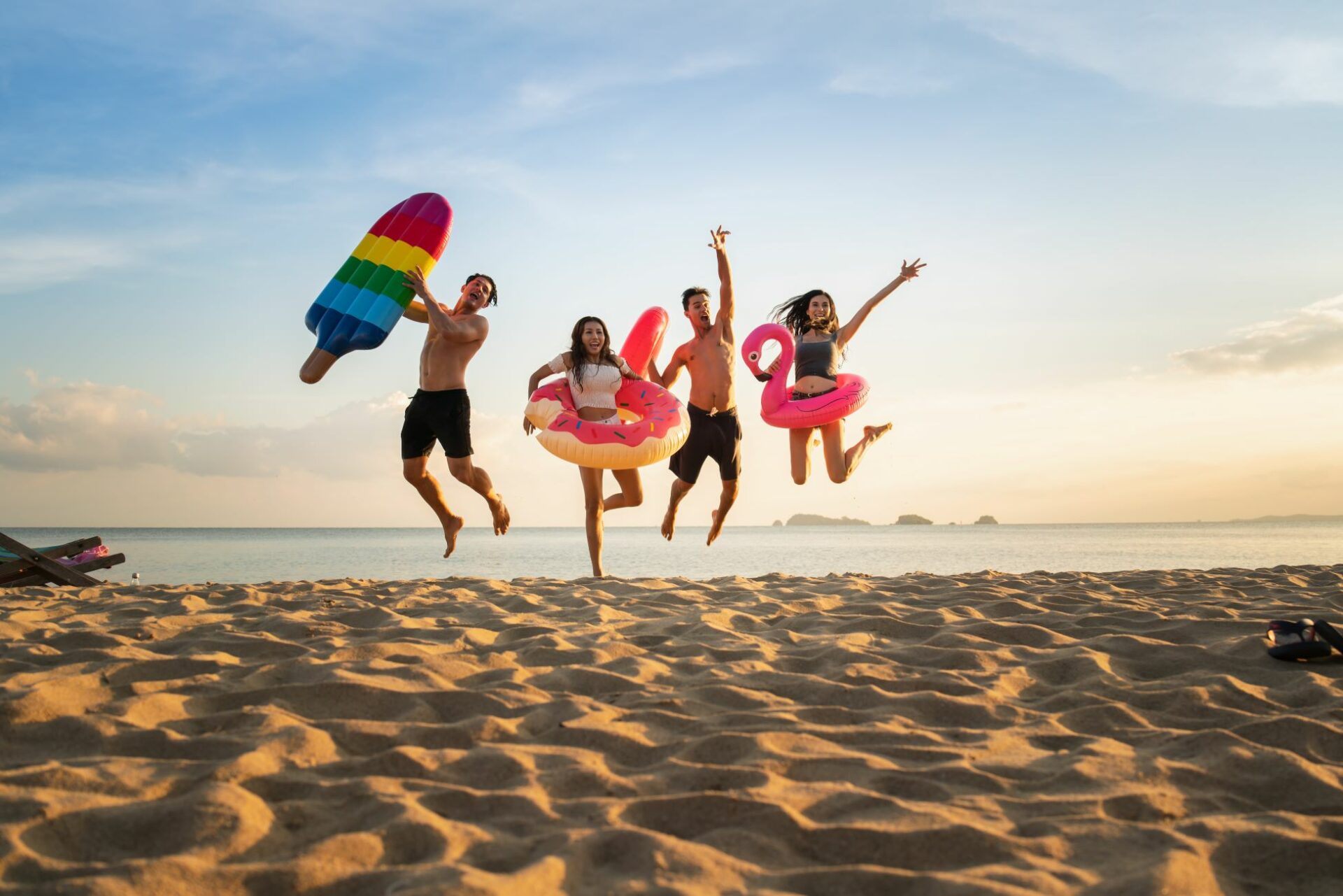 Familie springt in die Höhe am Strand im Urlaub