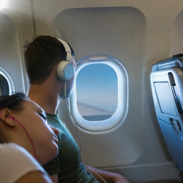 Tipps gegen Flugangst, Paar im Flugzeug mit Kopfhörern