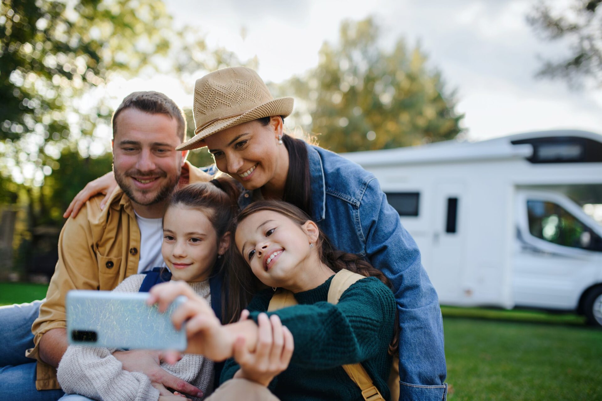 Familie vor Wohnmobil