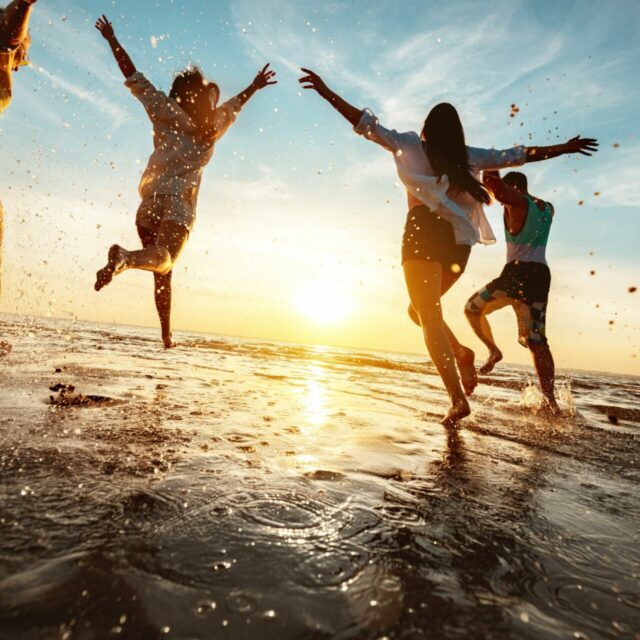 Partyurlaub auf Malta, Gruppe junger Menschen am Strand