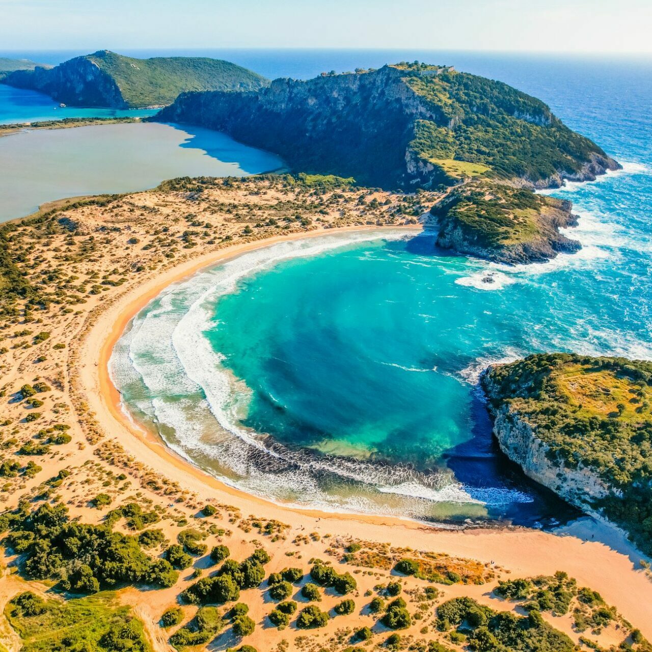 Blick von oben auf den Voidokilia Beach und Umgebung