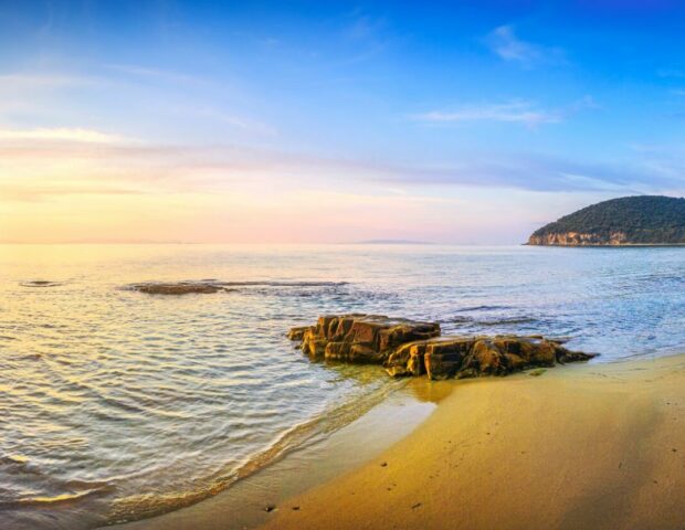 Strand bei Sonnenuntergang in der Toskana