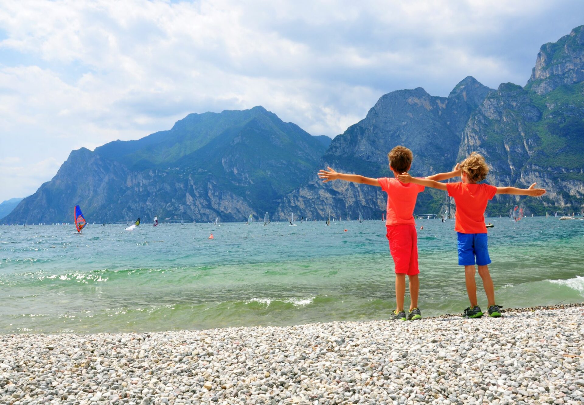 2 Kinder am Ufer - Windsurfen am Gardasee