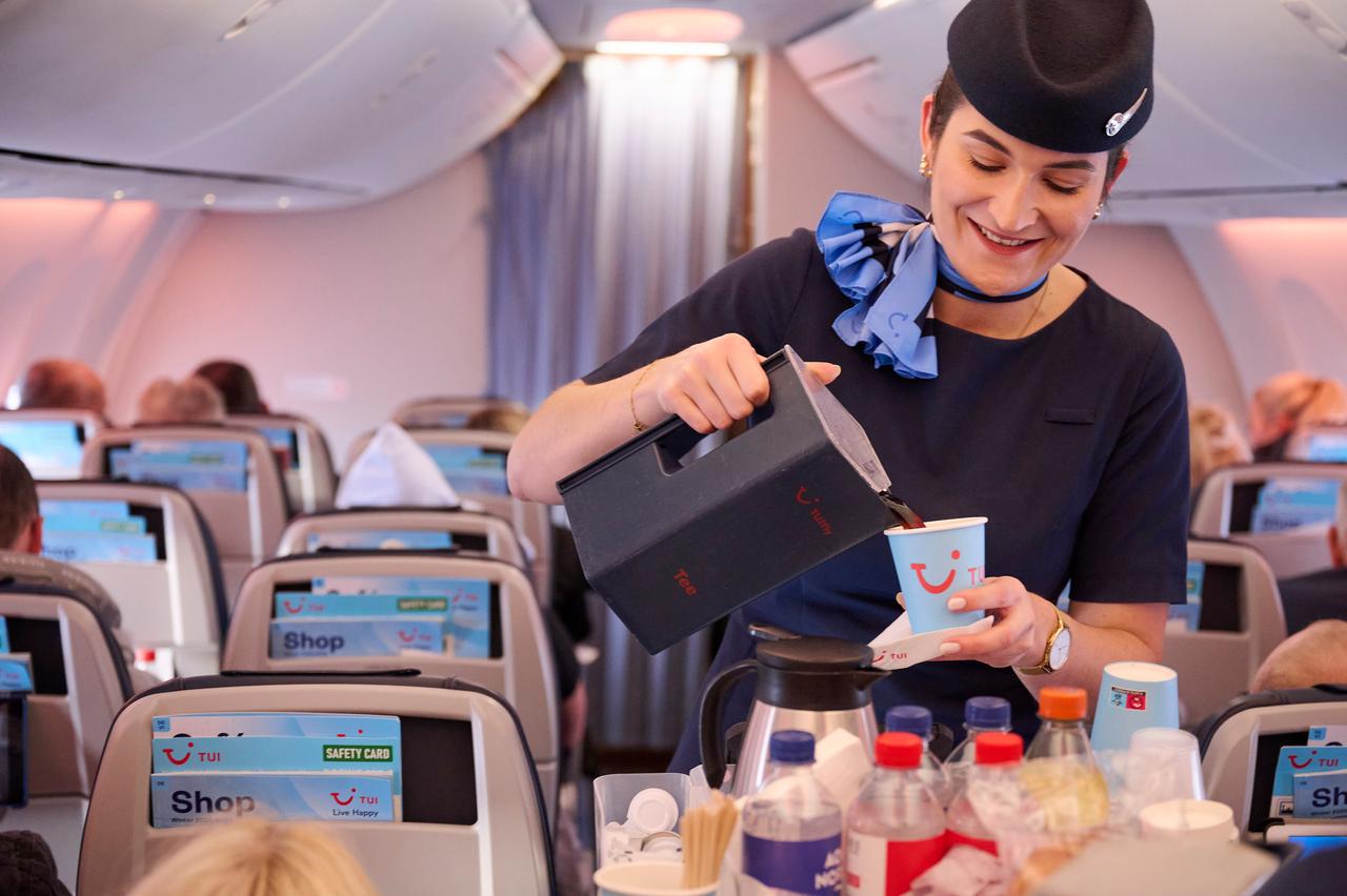 TUIfly Verpflegung durch Flugbegleiterin