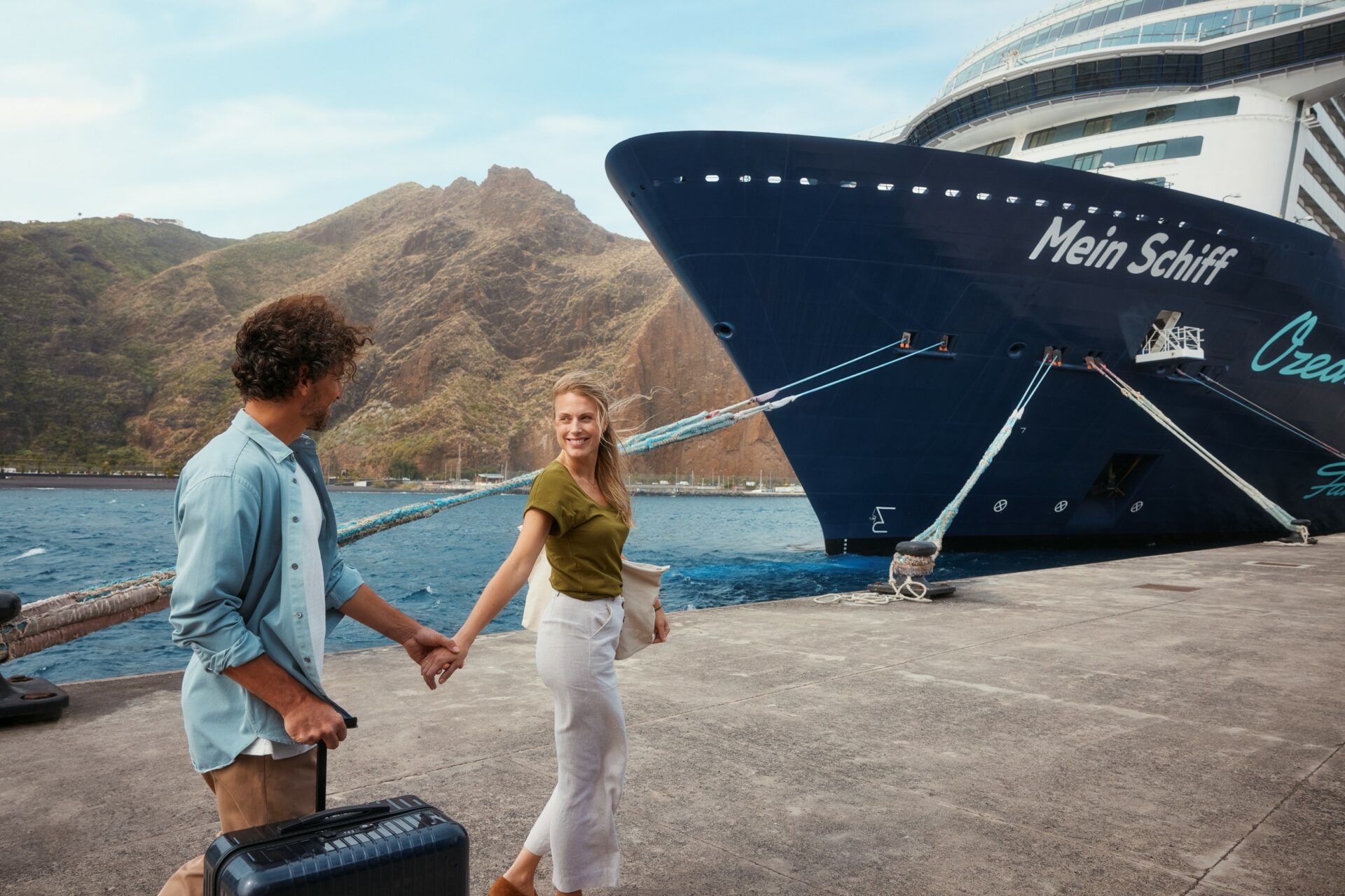 Paar auf dem Weg zum Boarding, TUI Cruises Mein Schiff