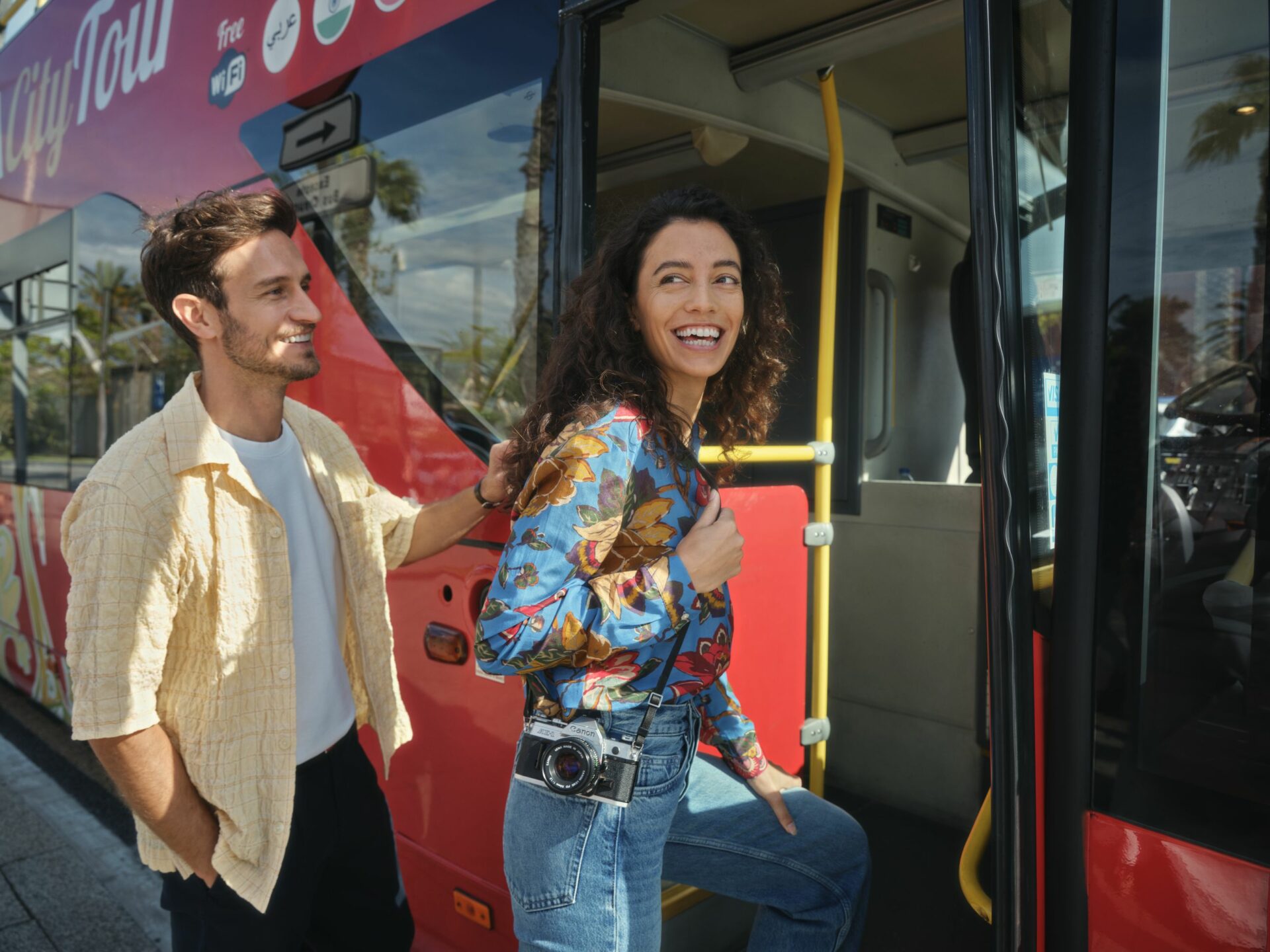 Hop-on-Hop-off-Tour durch Barcelona, Paar steigt in den Bus