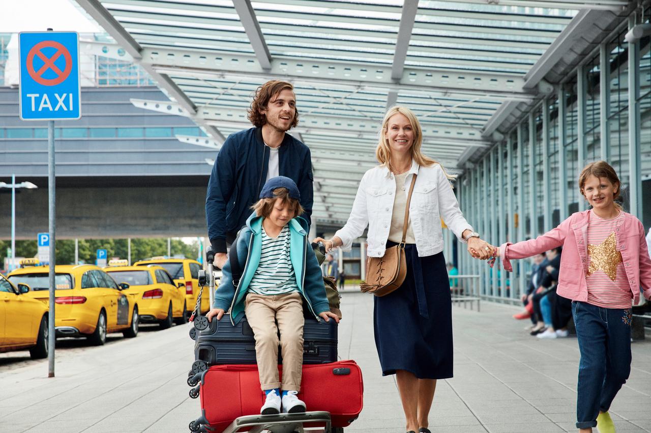 Familie mit Gepäck am Flughafen