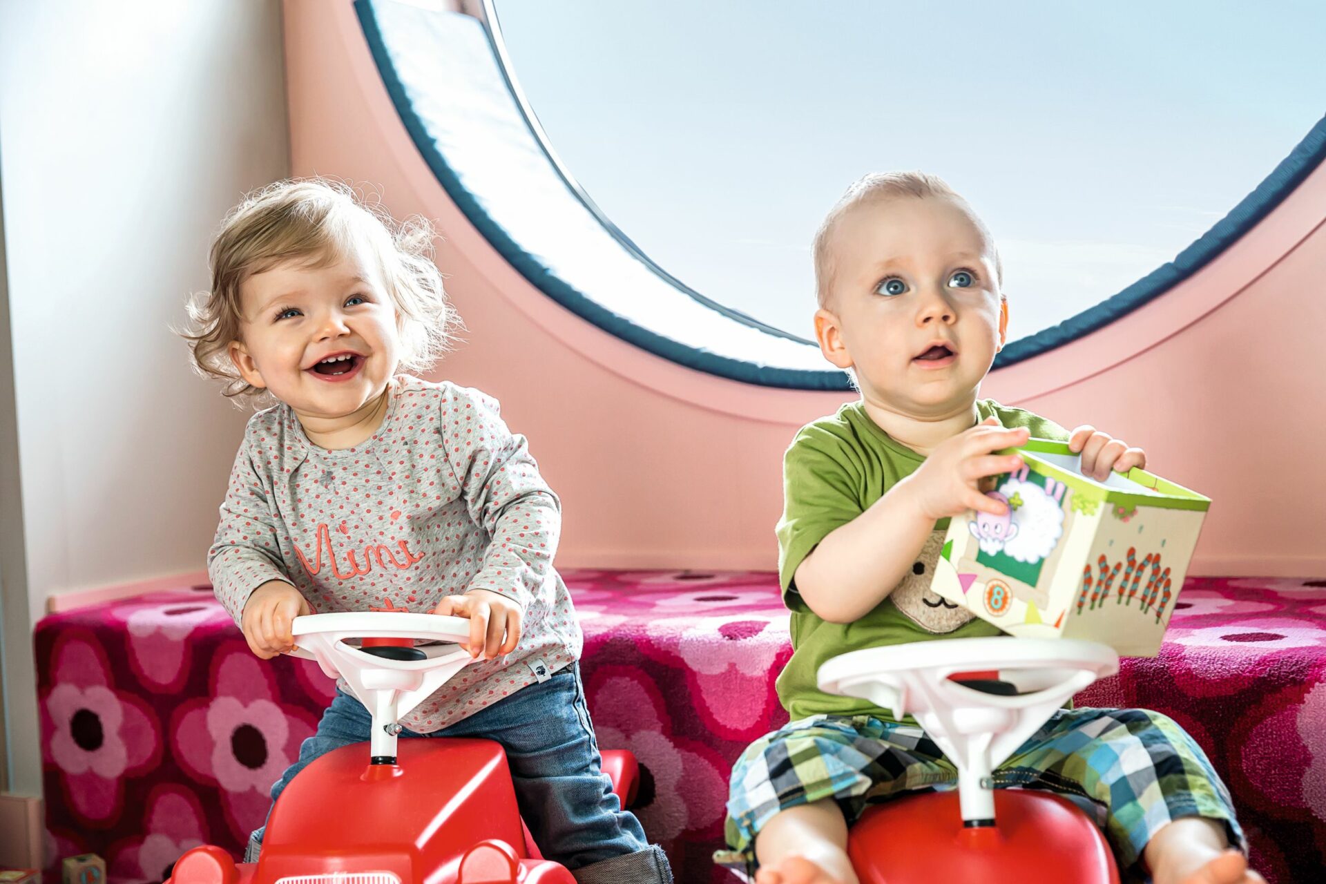 Zwei Kleinkinder beim Spielen auf einem Kreuzfahrtschiff