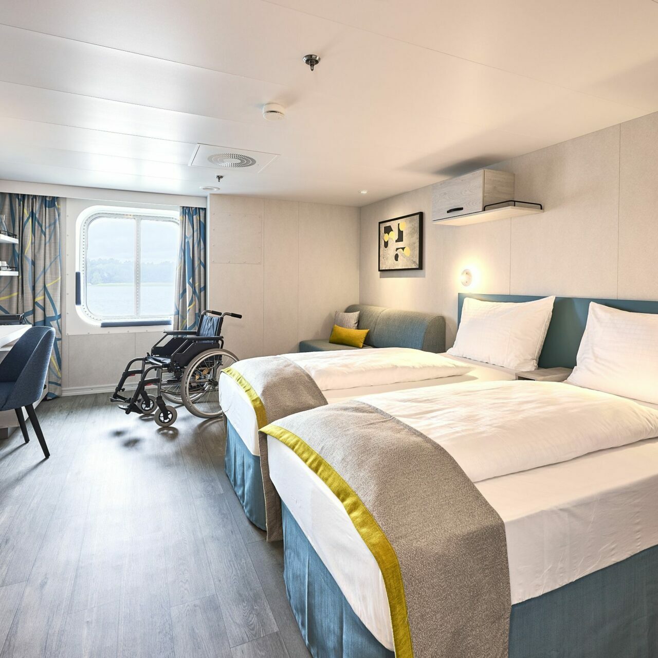 Barrierefreie Außenkabine mit getrennten Betten auf der Mein Schiff 7