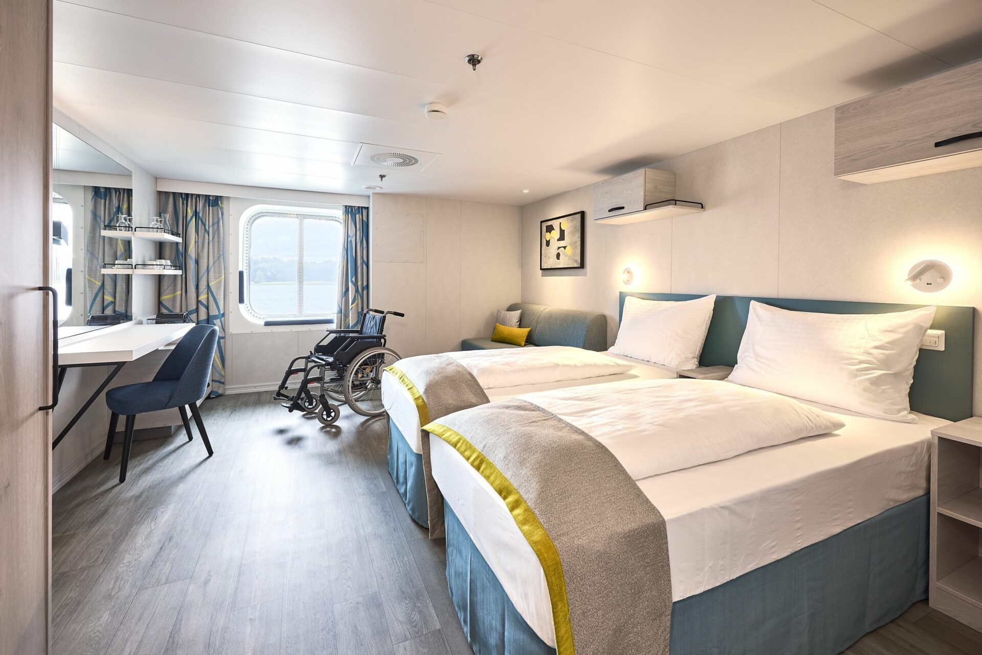 Barrierefreie Außenkabine mit getrennten Betten auf der Mein Schiff 7
