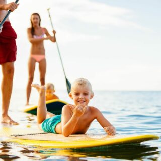 Stand-Up Paddle für die ganze Familie, Vater mit Sohn und Tochter beim SUP