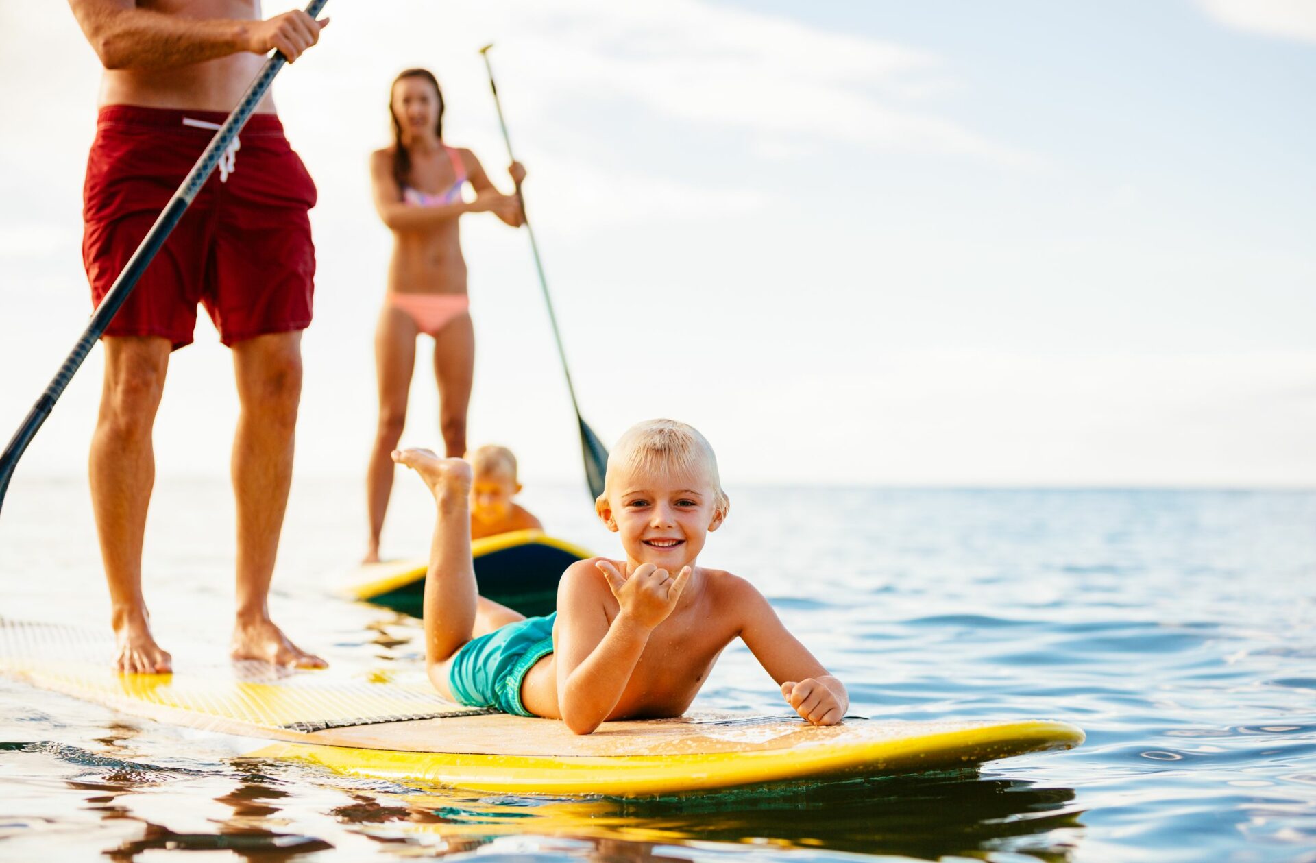 Stand-Up Paddle für die ganze Familie, Vater mit Sohn und Tochter beim SUP