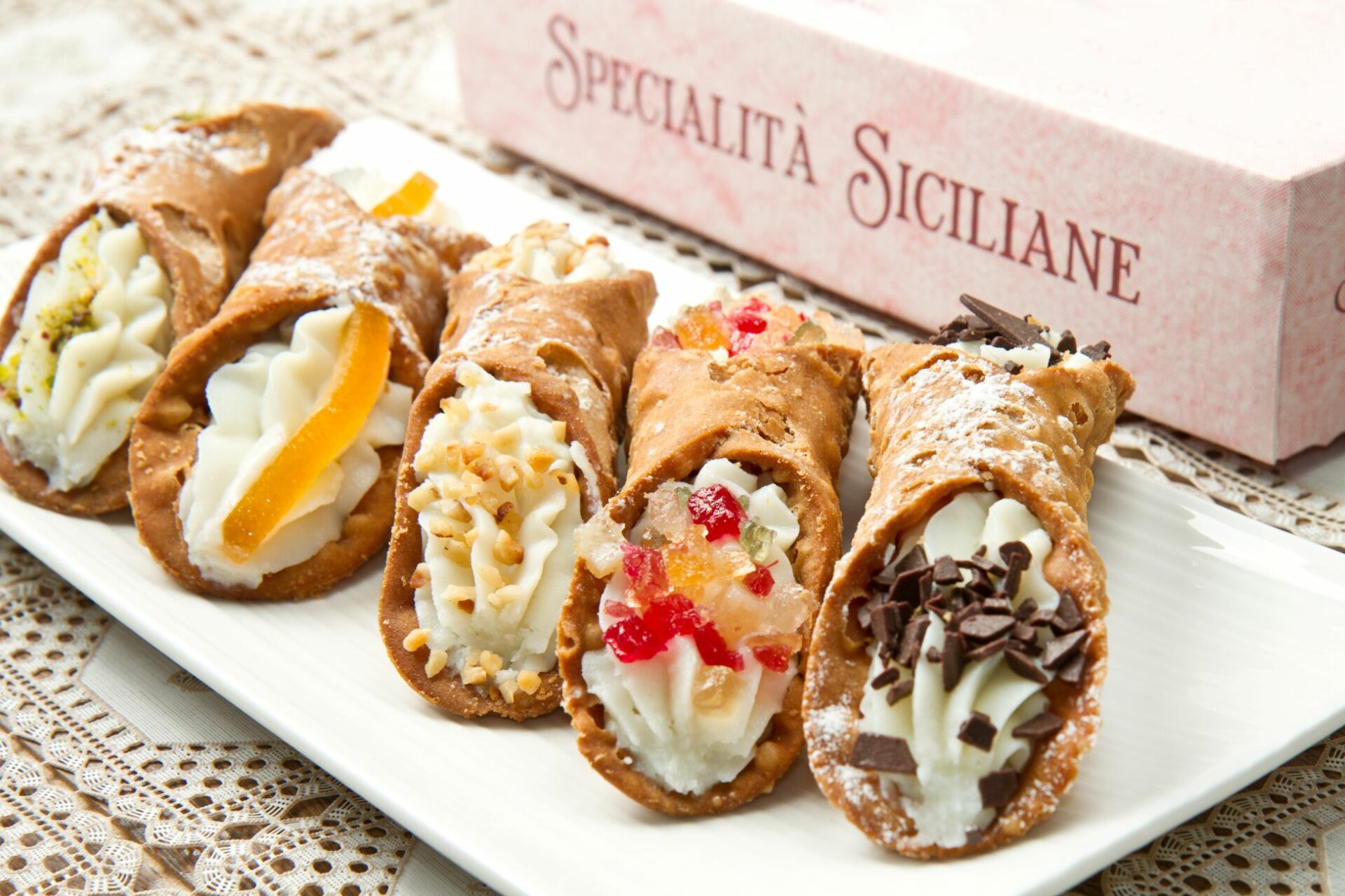 4 unterschiedlich dekorierte Cannoli