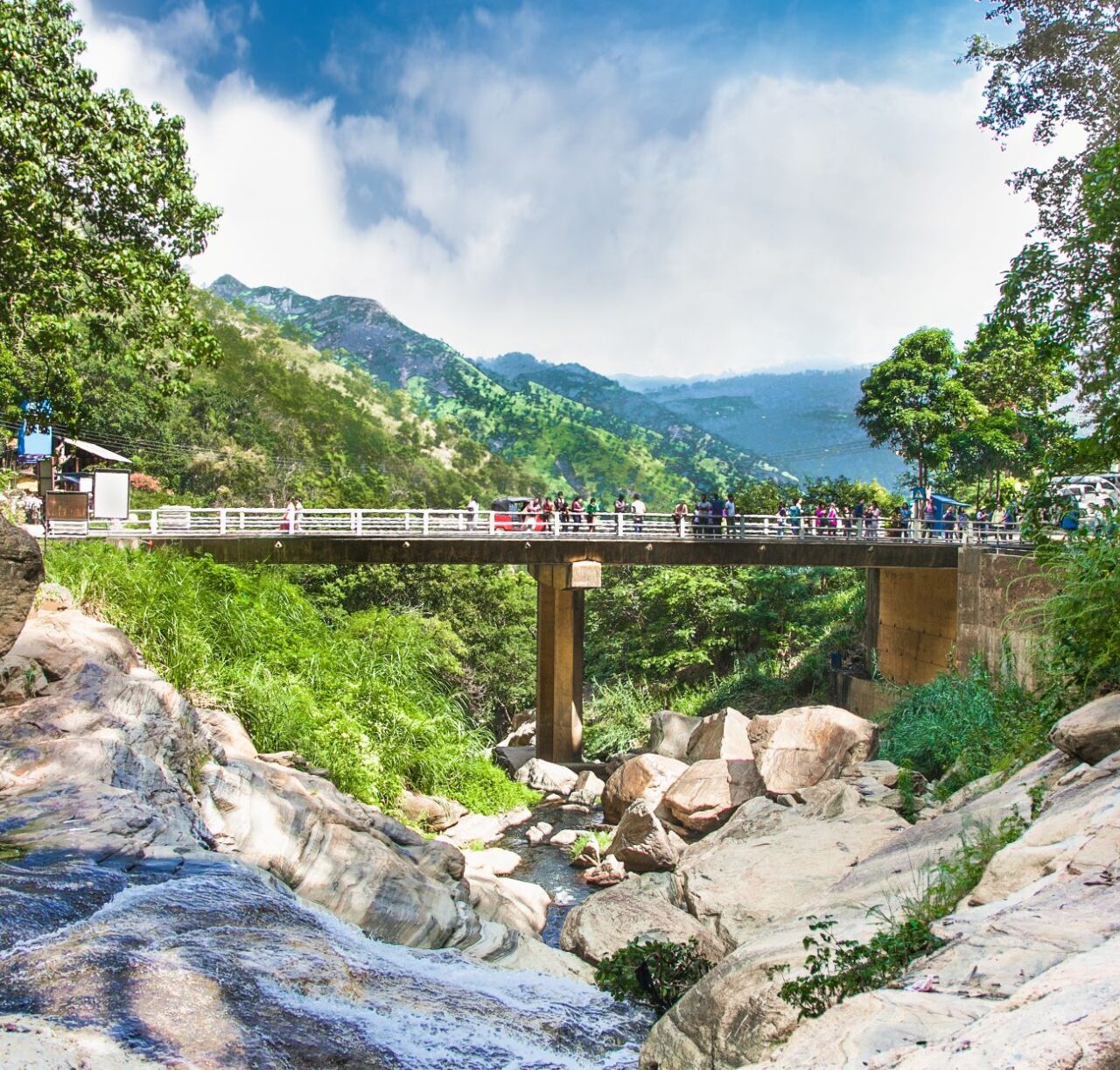 Touristen am Ravanna Falls, Sri Lanka