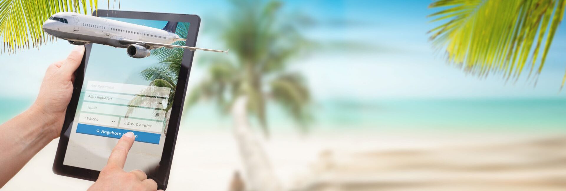 Urlaubsziel finden, Urlaub buchen am Tablet, Strandhintergrund