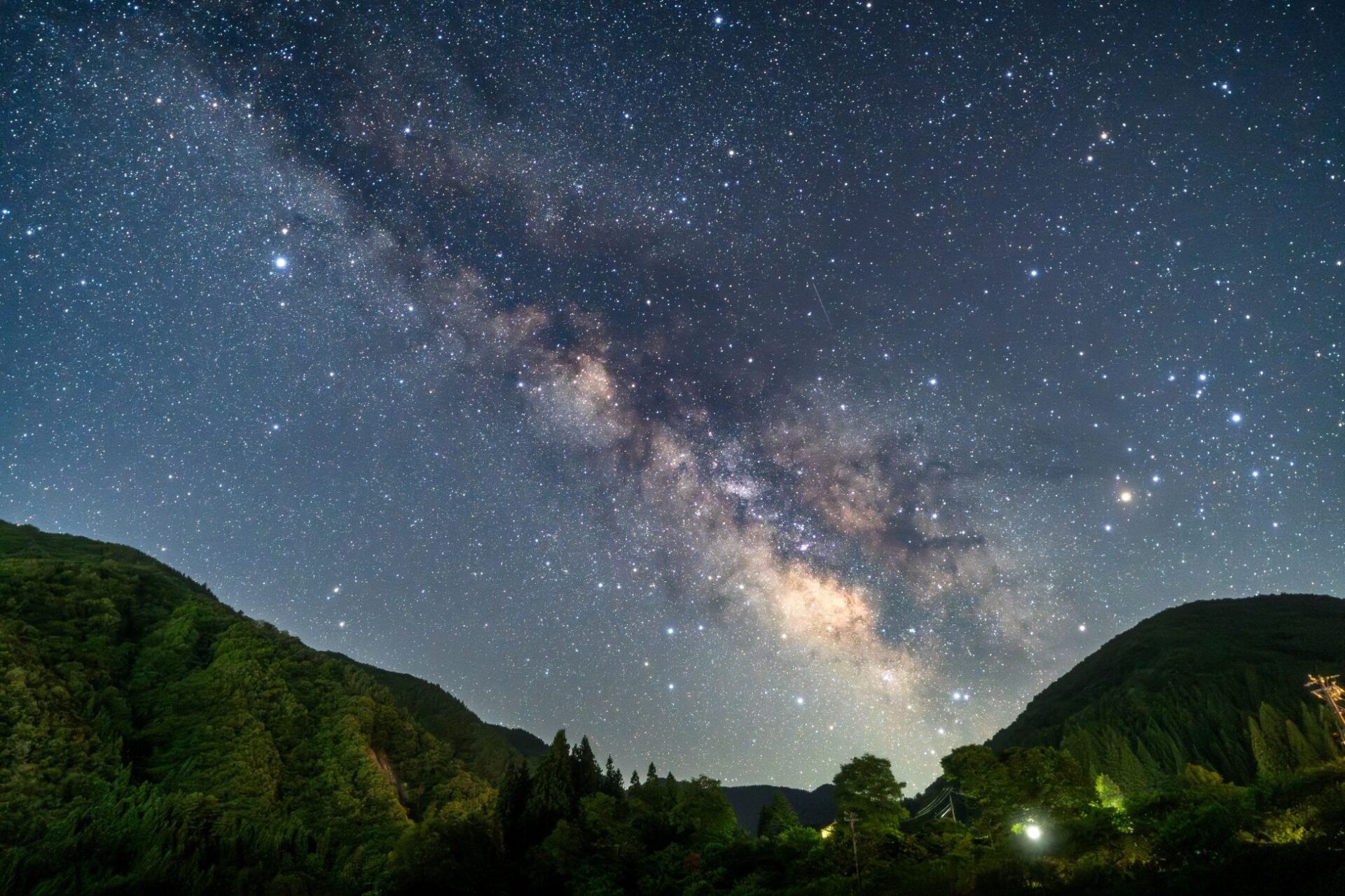 Milchstraße über dem Dorf Achi, Japan
