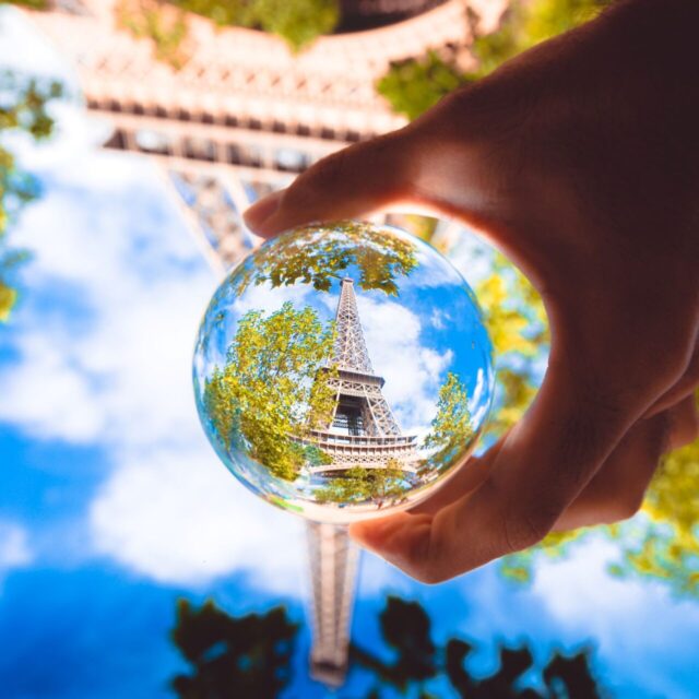 Eiffelturm durch Glaskugel fotografiert