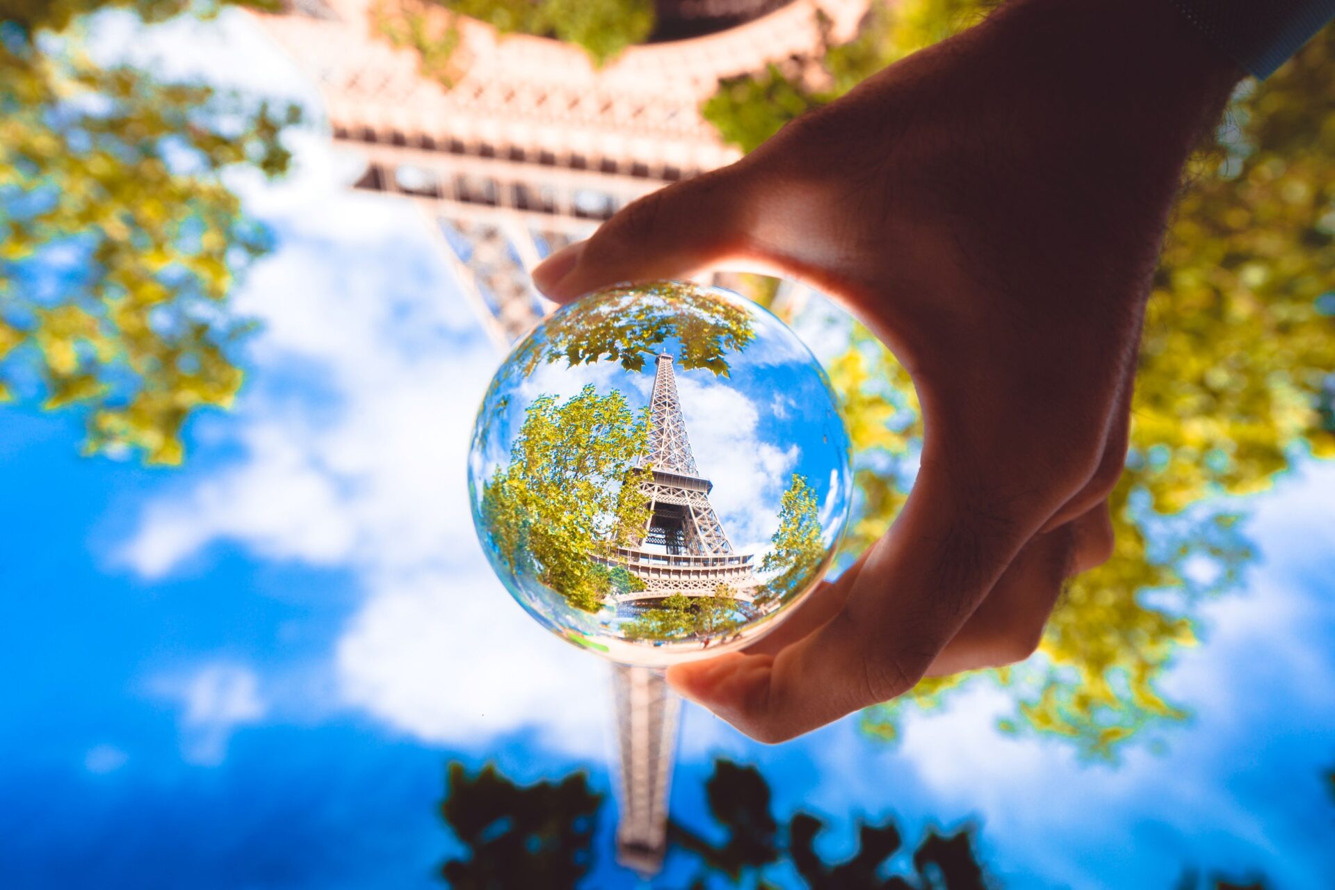 Eiffelturm durch Glaskugel fotografiert