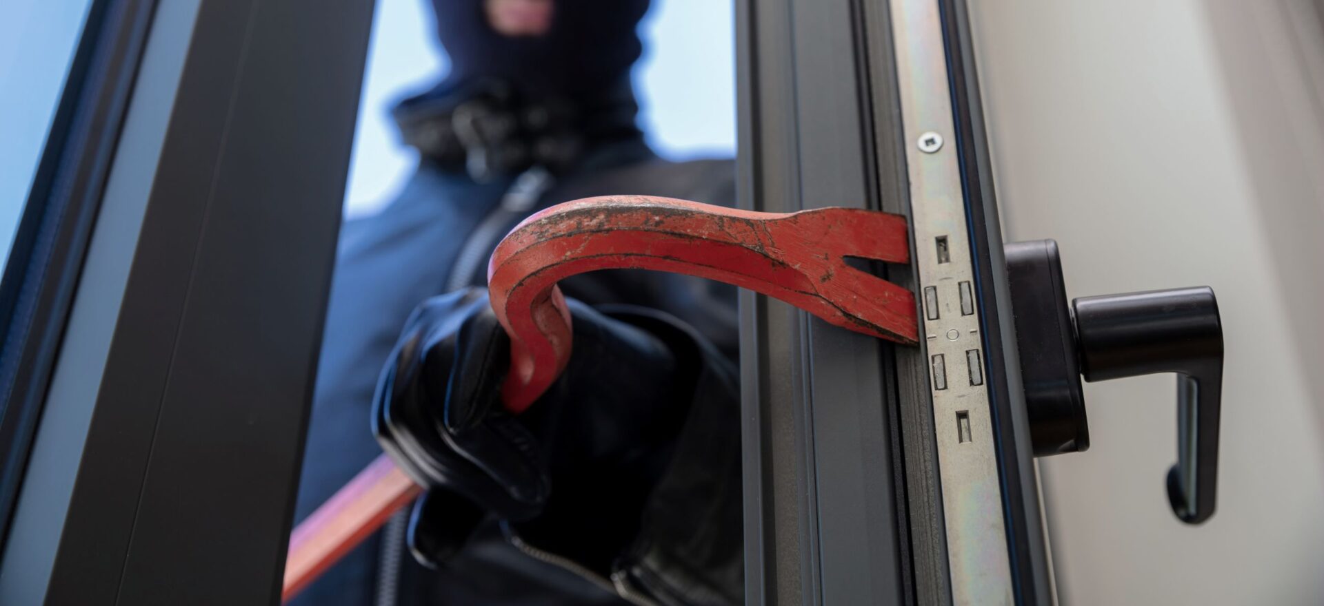 Einbrecher an der Haustür