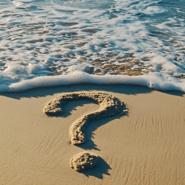 Fragezeichen im Sand am Meer