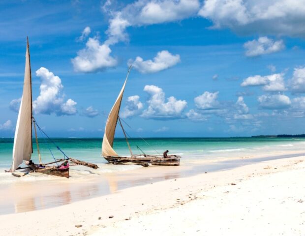 Traditionelle Boote am Strand von Sansibar