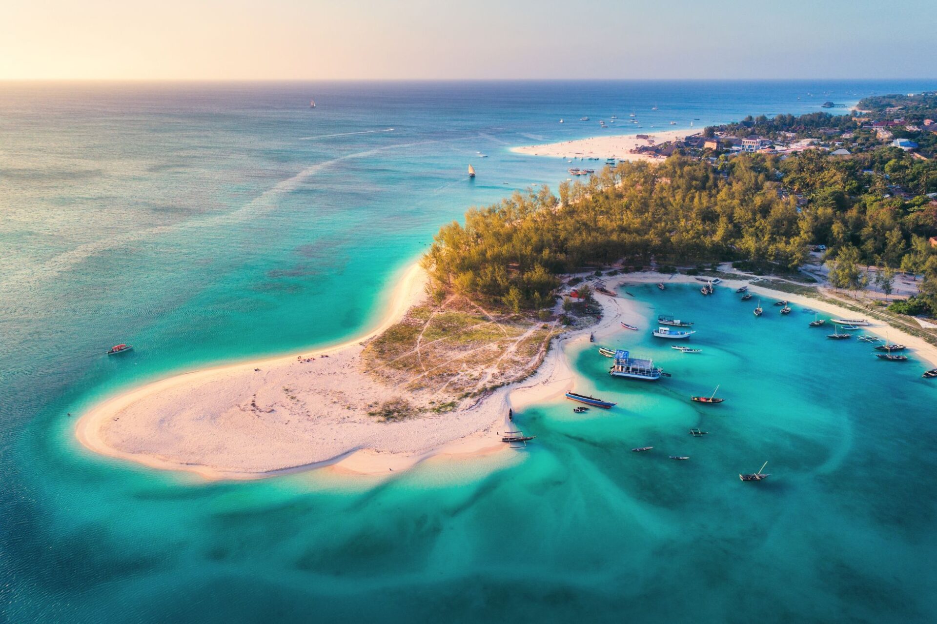 Schöne Bucht mit Strand und Bäumen auf Sansibar, Sansibar Inselguide
