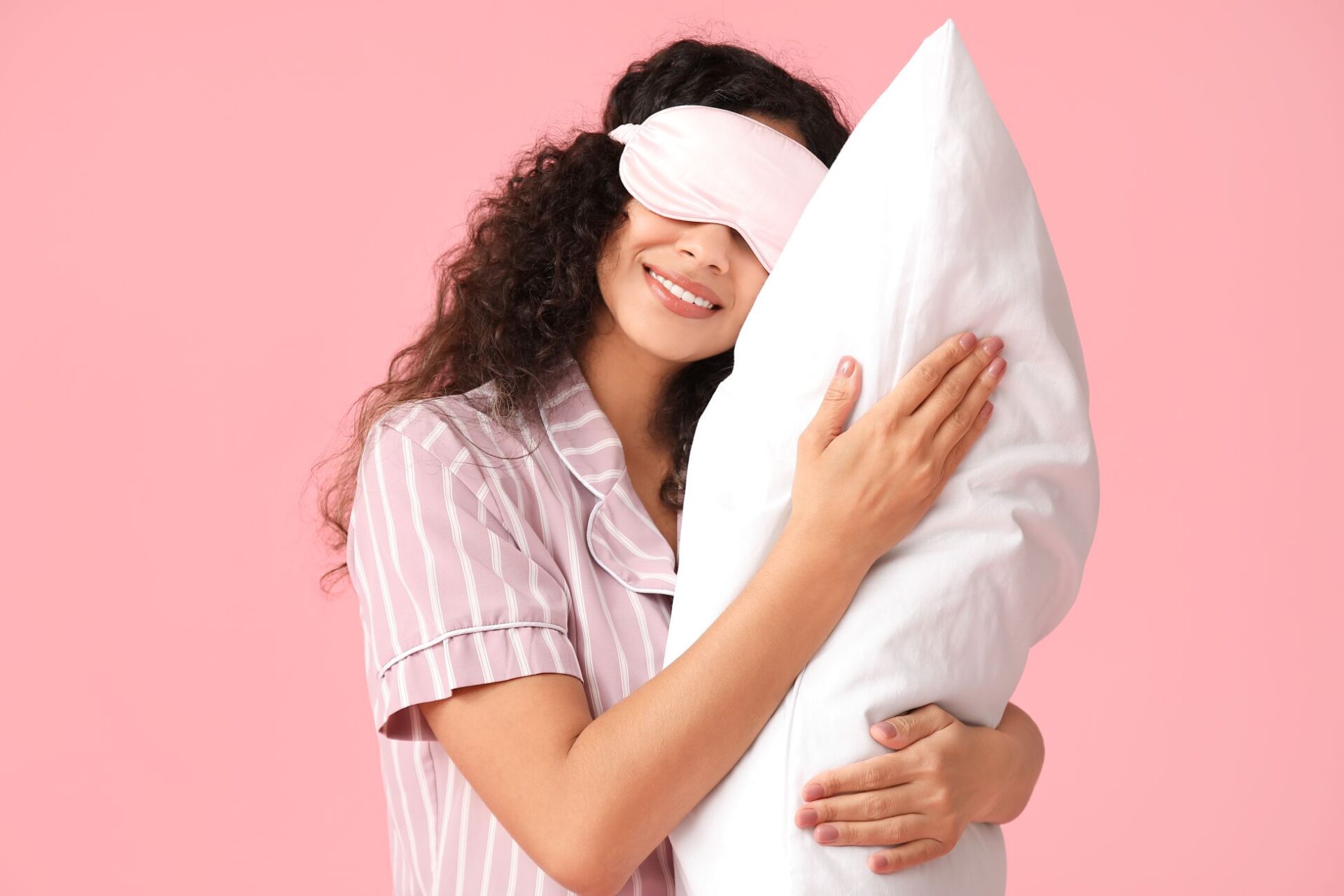 Schlafmaske und Kissen