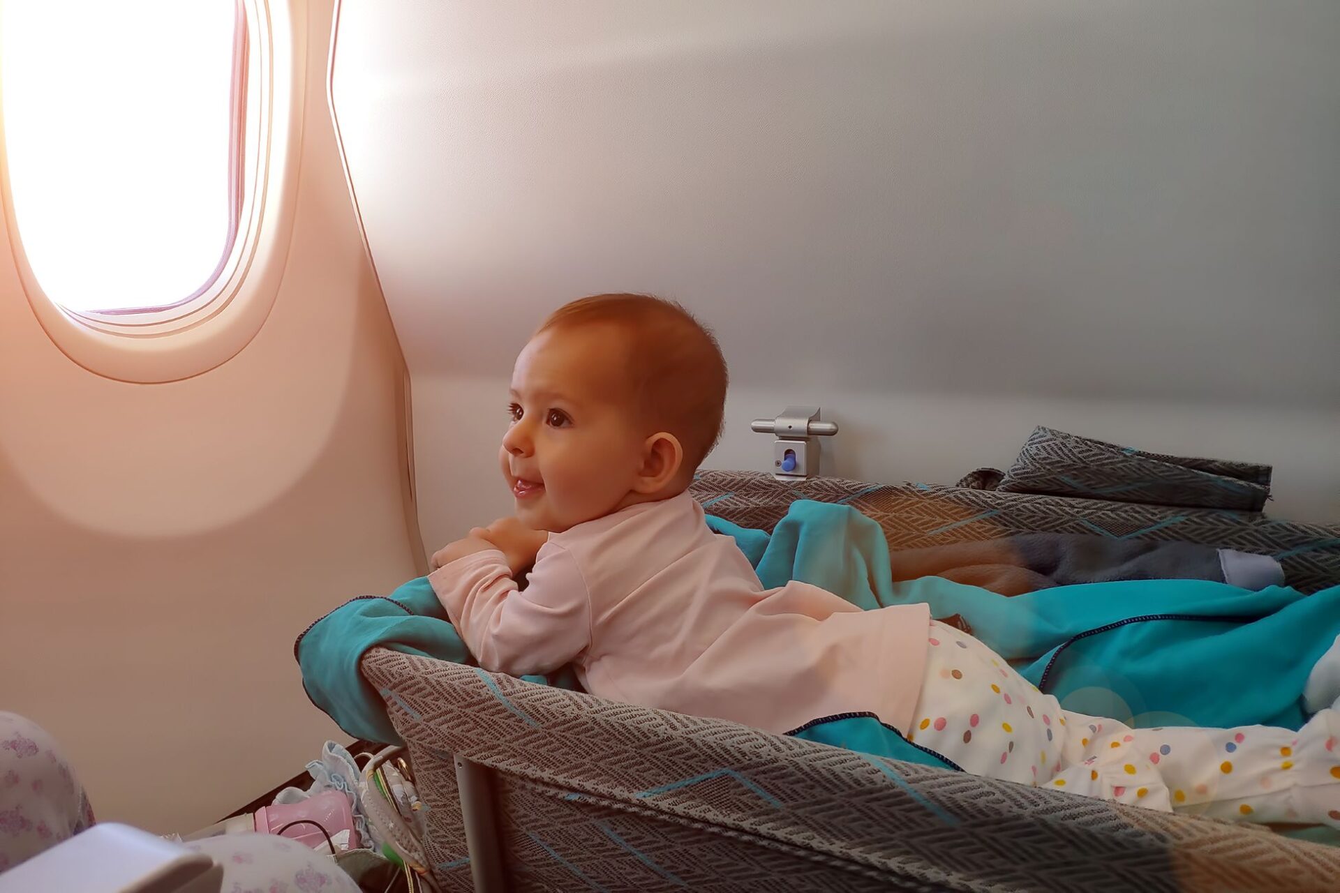 Baby in Babybett im Flugzeug